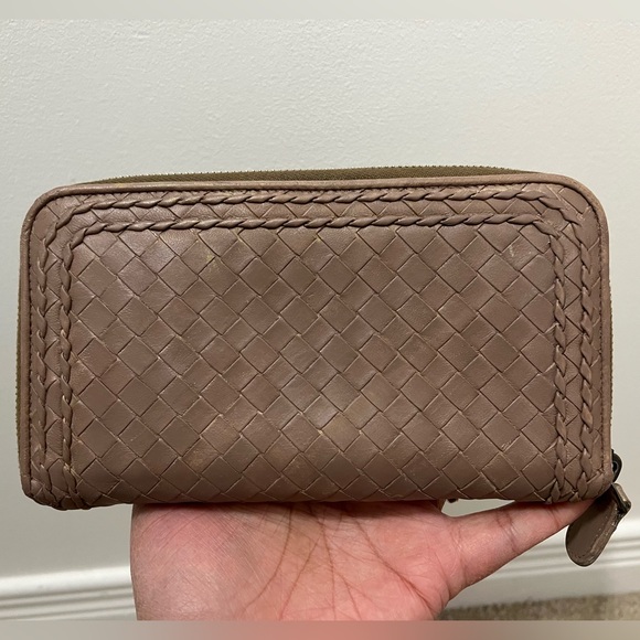 Authentic Bottega Venetta zippy wallet - Picture 2 of 16